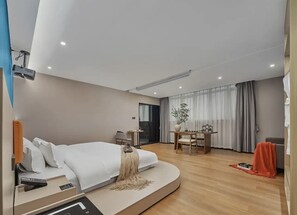Desk, blackout curtains, iron/ironing board, free WiFi - Juman Hotel (Guangzhou)
