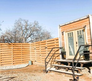 Terrace/patio - Grae's Casita- FBG's 1st Shipping Container BNB (Fredericksburg)