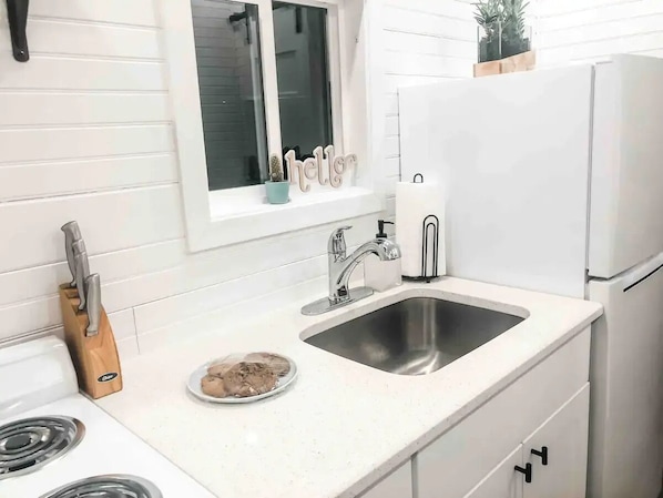 Coffee/tea maker, fridge, microwave, oven - Grae's Casita- FBG's 1st Shipping Container BNB (Fredericksburg)
