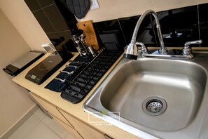 Deluxe-Suite | Eigene Küche | Großer Kühlschrank, Mikrowelle, Wasserkocher mit Kaffee-/Teezubehör