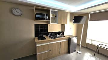 Refrigerador con freezer, microondas, cafetera/tetera, licuadora