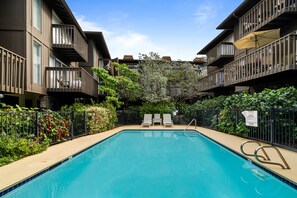 Outdoor pool - Beach Haven at Malia Kai – Prime Location near downtown, Incredible Views & Pool (Kailua-Kona)