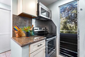 Fridge, microwave, oven, stovetop - Beach Haven at Malia Kai – Prime Location near downtown, Incredible Views & Pool (Kailua-Kona)