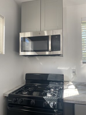 Kjøleskap, mikrobølgeovn, ovn og kokeplater