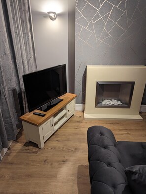 TV, fireplace - 2 Bed House - Garden & Excellent Wifi (Newark)