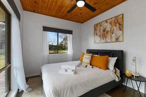 5 bedrooms, desk, WiFi