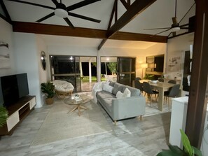 Smart TV - Absolute Beachfront (Toolakea)