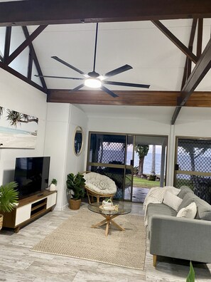 Smart TV - Absolute Beachfront (Toolakea)