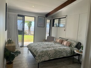 4 bedrooms, desk, iron/ironing board, WiFi - Absolute Beachfront (Toolakea)