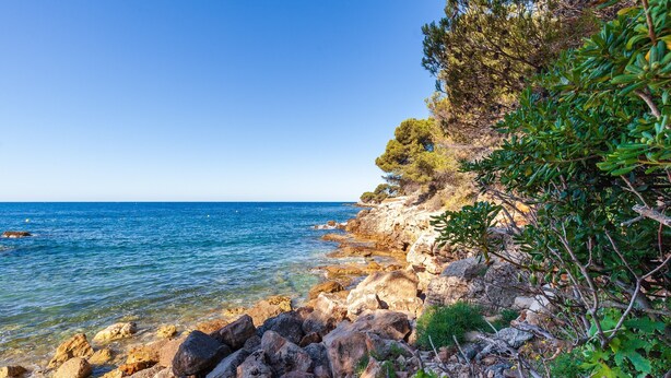 A rocky coastal landscape with clear blue sea, vegetation, and a clear sky. - Villa 'Familidy' with Private Pool, Wi-Fi and Air Conditioning (Bandol)