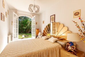 5 bedrooms, free WiFi, bed sheets - Villa 'Familidy' with Private Pool, Wi-Fi and Air Conditioning (Bandol)