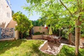 Outdoor dining - Villa 'Familidy' with Private Pool, Wi-Fi and Air Conditioning (Bandol)