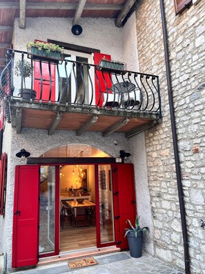 Exterior detail - Holiday Home 'Casa Storica Gardola' with Lake View, Wi-Fi and Air Conditioning (Tignale)