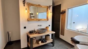 Douche, sĂšche-cheveux, serviettes fournies