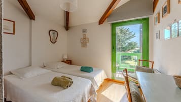 2 bedrooms, iron/ironing board, free WiFi, bed sheets