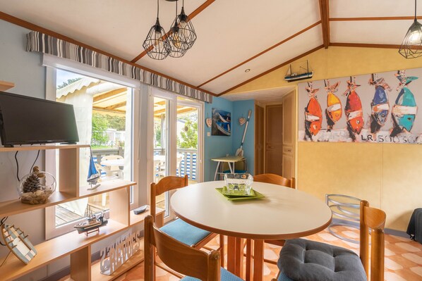 Dining - Mobile Home 'Mobilhome Mh 212' with Private Pool, Private Terrace and Air Conditioning (La Tremblade)