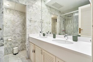 Een douche, een haardroger, handdoeken