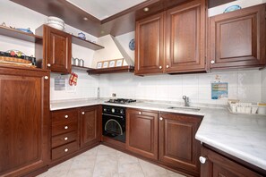 Frigorifero, forno, piano cottura, lavastoviglie