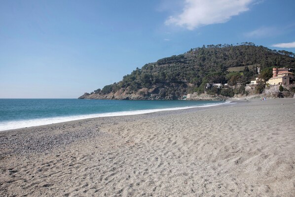 On the beach - Apartment 'Piter' with Private Terrace (Bonassola)