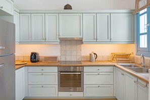 Fridge, oven, stovetop, coffee/tea maker