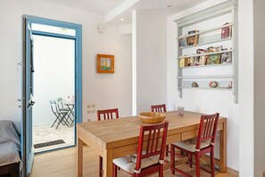 Dining - Holiday Home 'Efrossyni House' with Sea View, Private Garden and Wi-Fi (Kea)