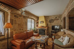 Televisión y chimenea 