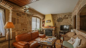 Een televisie en een open haard