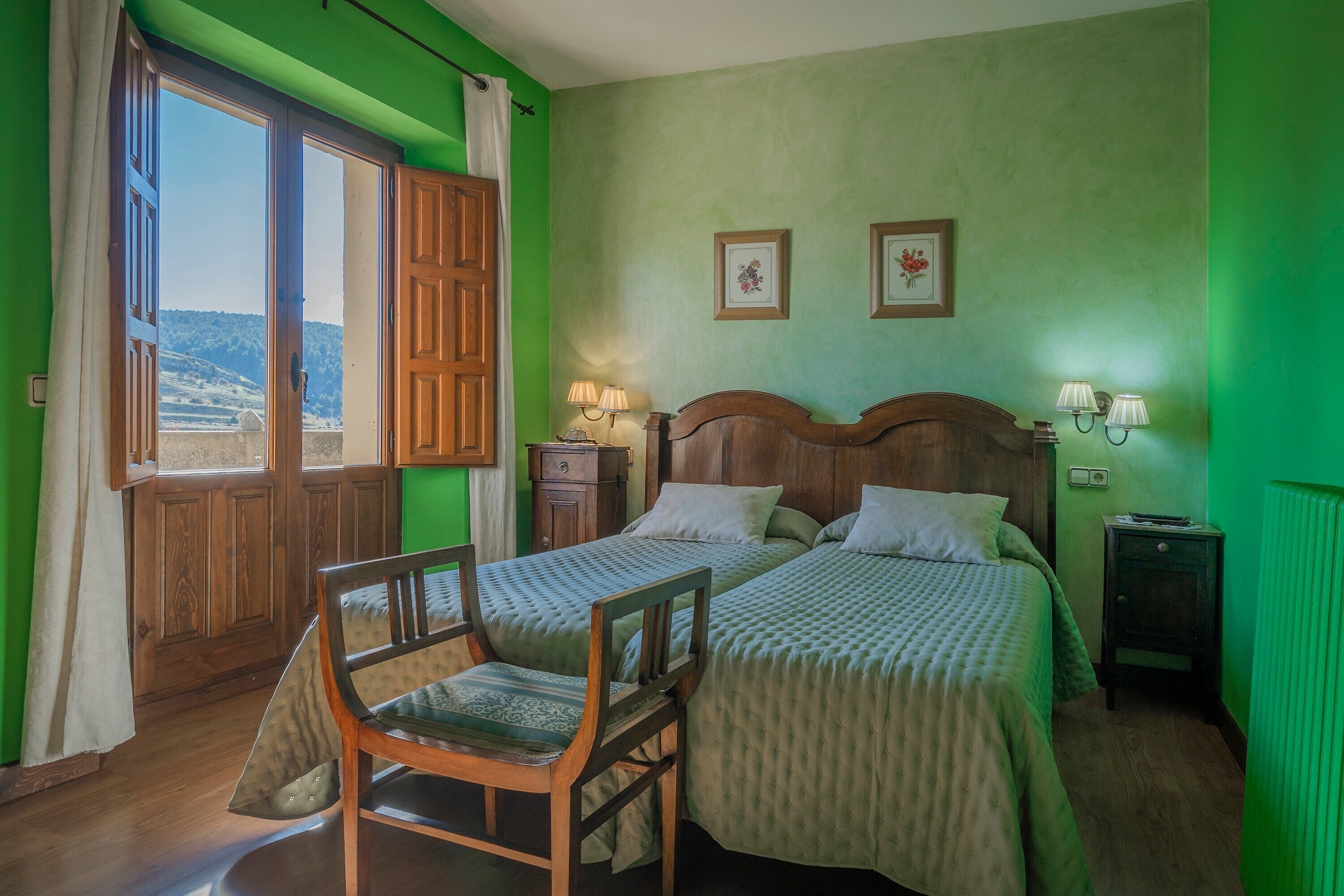 5 slaapkamers, een strijkplank/strijkijzer, gratis wifi, beddengoed