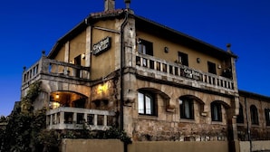 Un edificio histórico con un letrero que dice 'Casa Rural La Casa de Medina'.