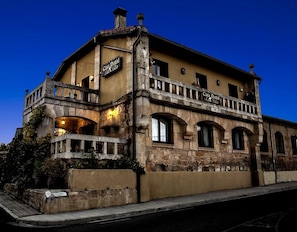 Un bâtiment historique sur lequel on peut lire l’inscription : « Casa Rural La Casa de Medina ».