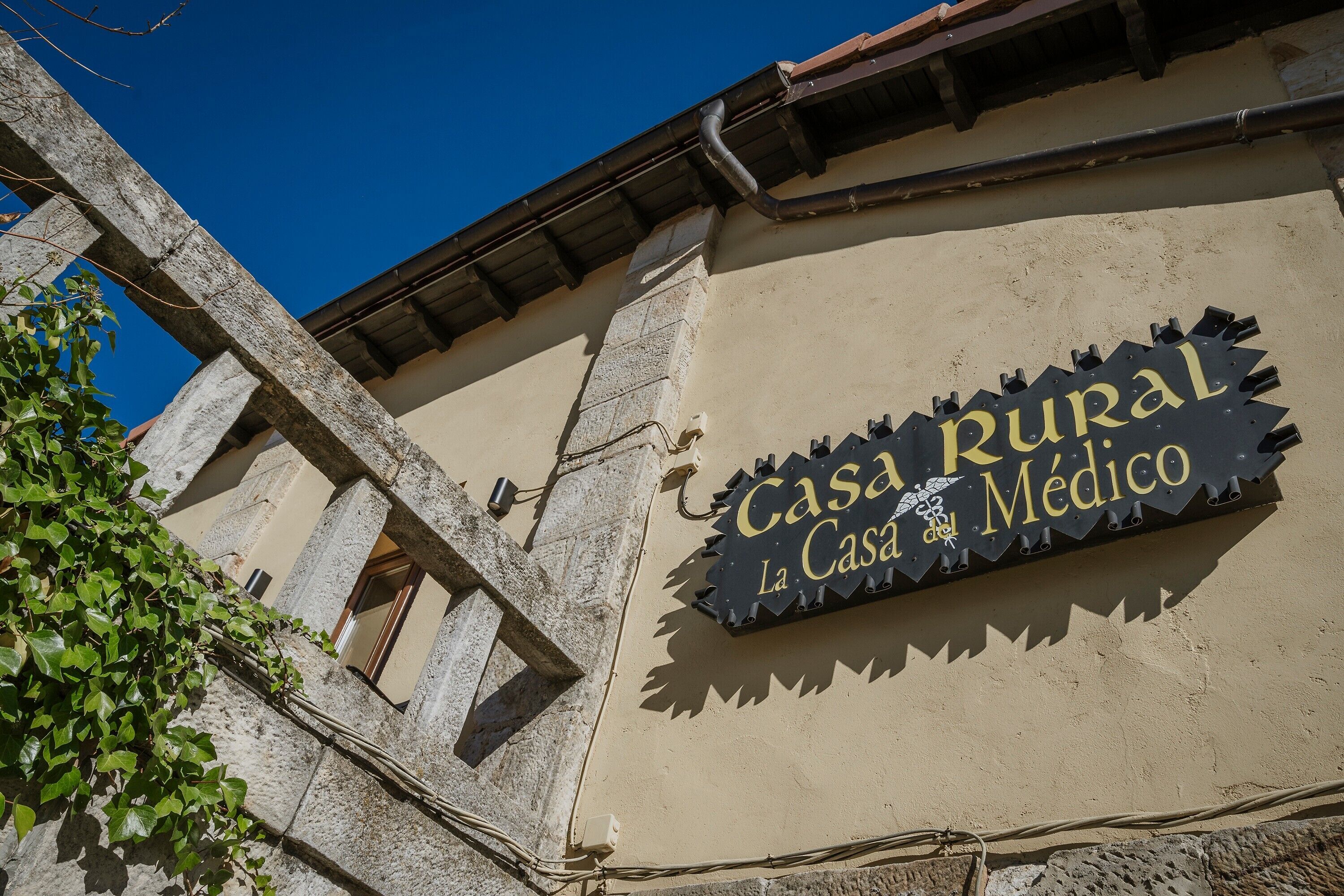 Un edificio con un cartello che riporta la scritta 'Casa Rural La Casa del Médico'.