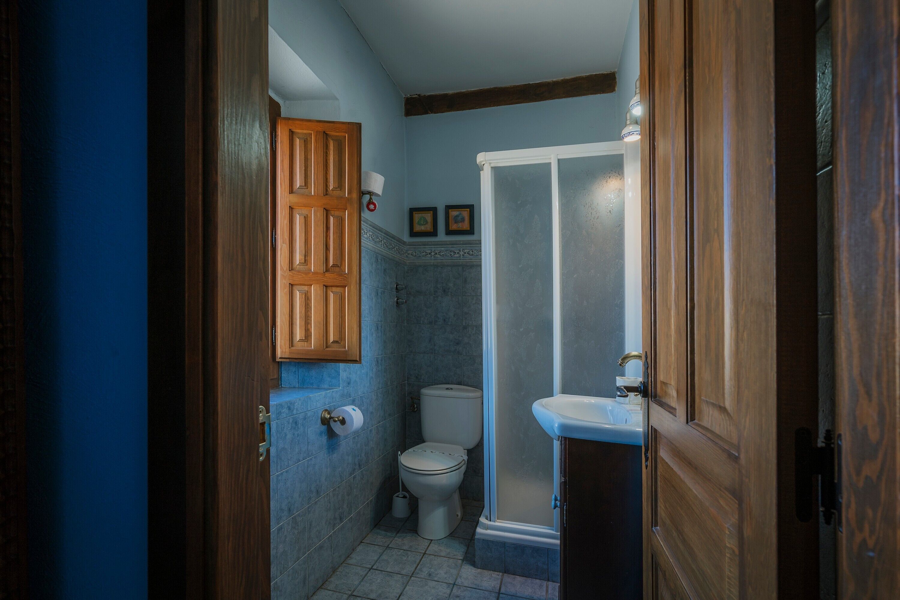 Un baño con inodoro, lavamanos y ducha.