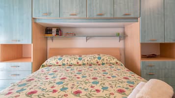 1 多间卧室、熨斗/熨衣板、床单