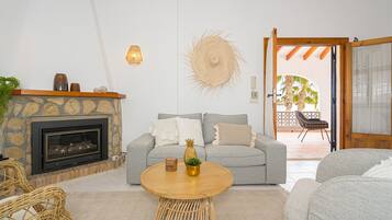 Een televisie en een tafeltennistafel