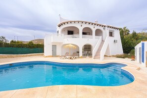 A white villa with a swimming pool, a covered patio, and a staircase leading to the upper floor. - Holiday Home 'Villa Mellizo' with Private Pool, Wi-Fi and Air Conditioning (El Campello)