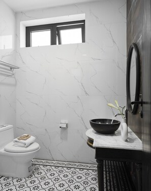Habitación estándar | Baño | Ducha y cabezal de ducha con hidromasaje