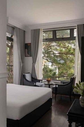 Habitación doble Deluxe de uso individual, 1 cama King size, vista al valle | Ropa de cama de alta calidad, edredón y camas con efecto memoria 