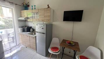 Een koelkast, een oven, een kookplaat, een vaatwasser