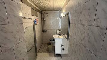 Een douche, een haardroger, handdoeken