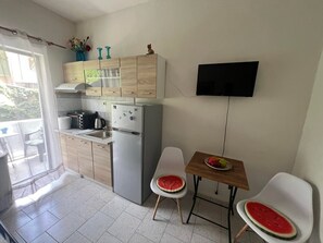 Frigorifero, forno, piano cottura, lavastoviglie