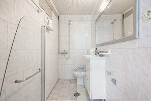 Douche, sèche-cheveux, serviettes fournies