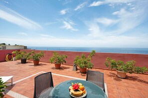 Outdoor dining - 'Bonito' Vacation with Sea View, Private Terrace and Wi-Fi (puerto de la cruz)