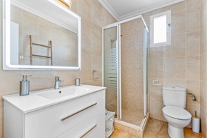 Ducha, secador de pelo, toallas