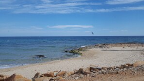 بالقرب من الشاطئ