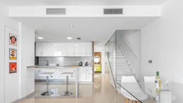 Frigorifero, microonde, forno, piano cottura