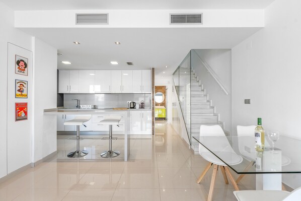 Réfrigérateur, micro-ondes, four, plaque de cuisson