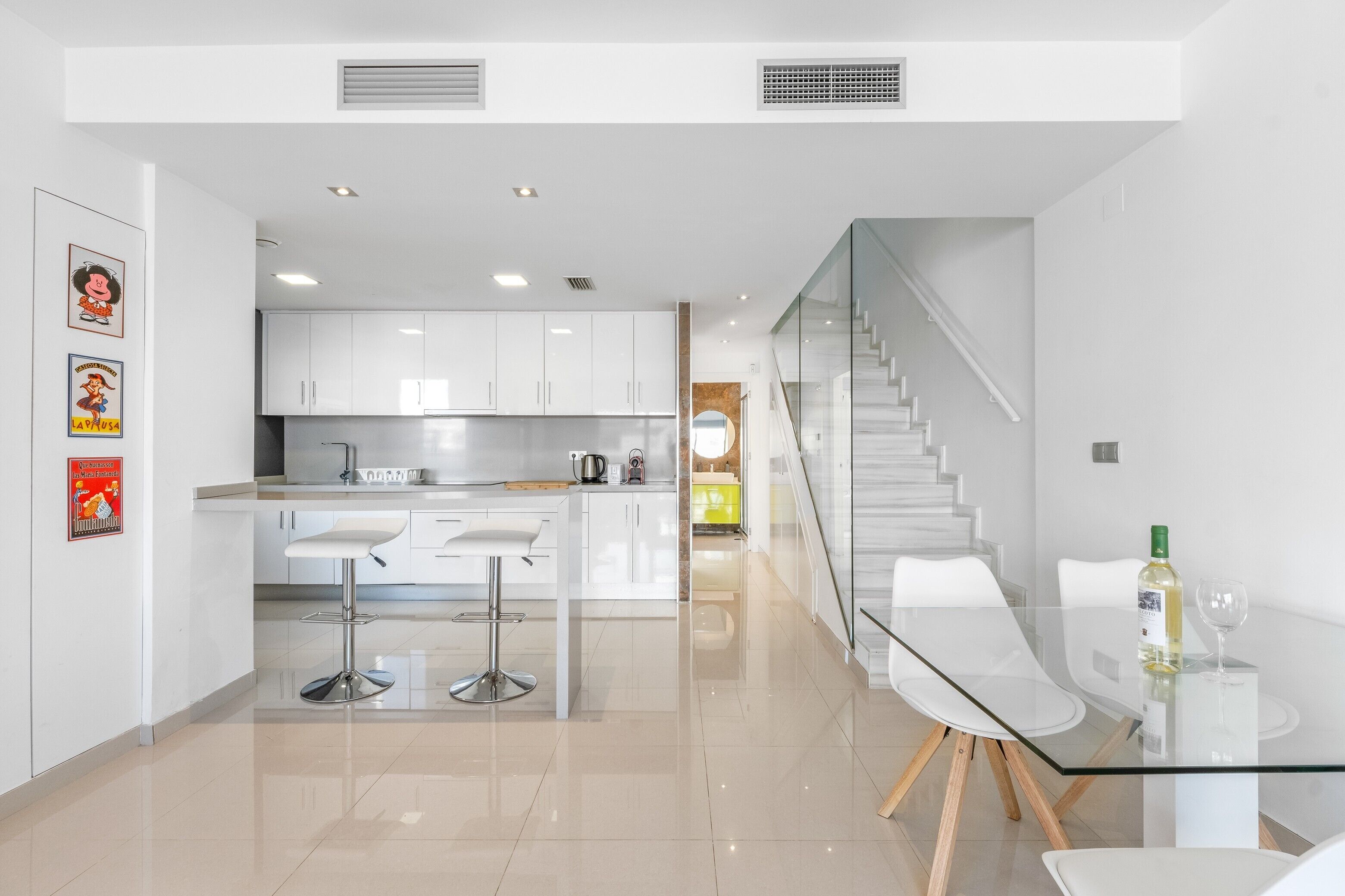 冷蔵庫、電子レンジ、オーブン、コンロ