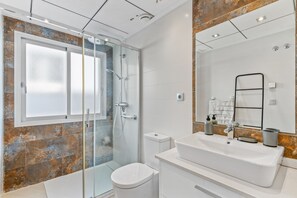 Ducha, secador de pelo, toallas