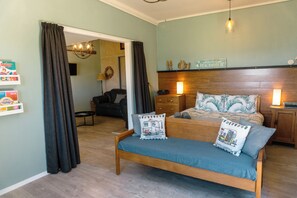 Interior - Sleeps 4, Estuary Front in Pukehina Beach, two minutes to beach (Pukehina)