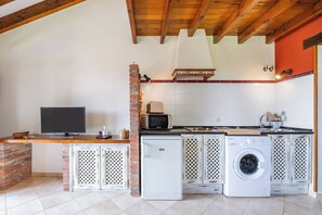 Kühlschrank, Mikrowelle, Herdplatte, Wasserkocher mit Kaffee-/Teezubehör